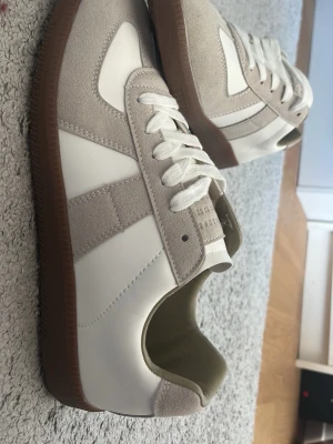 Storlek 43 sneaker - Replicas och passar inte mig så är öppen för en snabb affär 