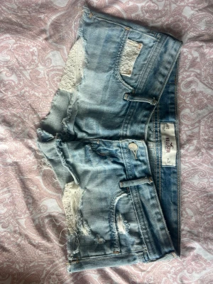 Lågmidjade jeansshorts från Hollister - Så snygga jeansshorts från hollister🩷Säljer då de är förstora på mig men älskar dom🥰W 26, midjemått: 38cm