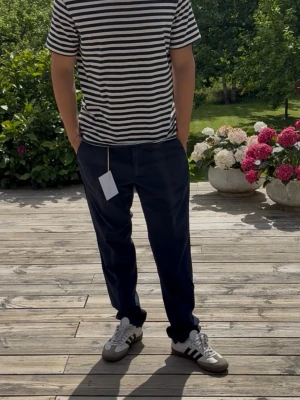 Marinblå linnebyxor - Sjukt snygga och sköna marinblåa linnebyxor från det italienska lyxmärket fourteen officina. Perfekt nu till sommaren och passar bra med en snygg linneskjorta. Helt nya med alla tags kvar! Nypris 1495kr
