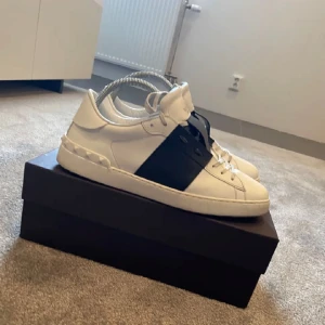  Valentino garavani skor - Säljer nu mina Valentinos, cond 9/10 ny pris cirka 5500kr mitt pris 2000kr