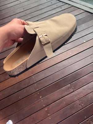 Beige "boston tofflor" - Fina boston tofflor som ej passar, använda en gång. Strl 44
