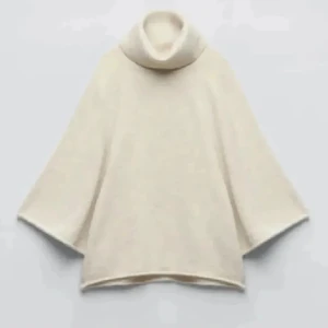 Zara poncho - Str 36 . Fin poncho som är lite stor, lite nopprig. Inte använd en ända gång efter förra ägaren. Köpt hör på Plick.