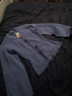 Blå stickad/tröja från Gina tricot - Säljer denna blå/lila tröjan från Gina, då den inte satt som jag ville. Man kan ha den som en kofta men även som en tröja, den är väldigt kroppsformad. 