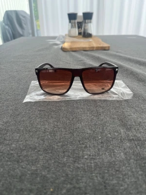 Ray ban - Liknande glasögon med en tidlös design med stilrena linjer och hög komfort. Ett perfekt val för dig som uppskattar klass, kvalitet och en sofistikerad look. Passar lika bra till vardag som vid speciella tillfällen.
