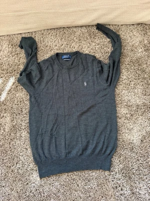 Ralph lauren swetshirt - storlek m| skick 9,5/10| Materialet är 100 procent merinoull| Skickas samma dag som köp!