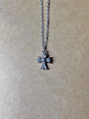 Croix Rebelle - 1.3 x 1.1 cm kors, 50 cm kedja. Helt rostfri