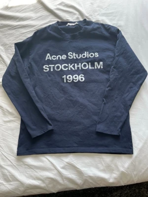 Acne Studios mörkblå long sleeve - Mörkblå långärmad tröja från Acne Studios. Storlek M (passar även S) Den är gjord i mjuk bomull för en clean och avslappnad stil. Mycket bra skick utan defekter.