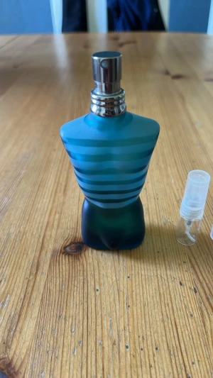 Jean Paul Gaultier Le Male edt parfym samples  - Ikonisk parfymflaska formad som en manlig torso i blått glas med turkosa ränder och silverfärgad spraykork. Märket är Jean Paul Gaultier och doften är Le Male. 2ml-20kr, 3ml-28kr, 5ml-42kr