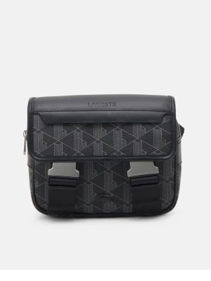 Svart axelväska från Lacoste - Snygg svart axelväska från Lacoste med justerbar axelrem och coolt geometriskt mönster. Väskan har lock med två metallspännen och detaljer i konstläder. Perfekt för dig som vill ha en stilren och modern look.