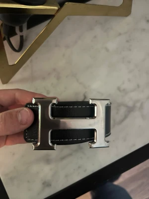 Svart h bälte  - Helt nytt svart h bälte 105 cm långt pris kan diskuteras vid snabb affär.