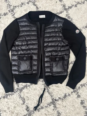 Svart dunväst från Moncler - säljer nu min moncler jacka som jag har haft i 2 år den är i väldigt bra skick då jag har varit försiktig med den. Den är i storlek 1 skulle säga att den passar dig som bär Xs eller S. Om du har frågor så är det bara att skriva! 🥰🩷