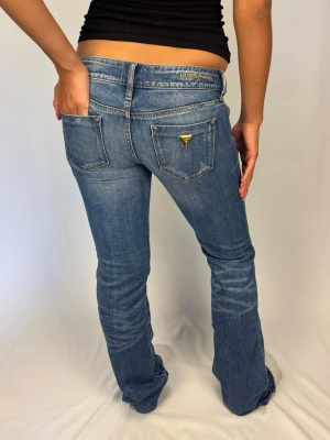 Superfina lågmidjade Jeans - Såå fina lågmidjade Jeans | Storlek 27 | Jättefint skick, uppsprättade vid benöppning för extra längd | Jag är 168cm lång och väger 60kg | Mått: Ytterbenslängd: 108cm. Midjebredd: 38,5cm. Lårbredd: 26cm. Fotöppning: 20cm. Kontakta mig vid fler frågor eller funderingar!💓