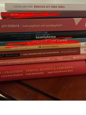 Paket kurslitteratur inom socialt arbete 9 böcker  - Säljer ett paket med kursböcker inom socialt arbete, psykologi och pedagogik. Böckerna har mjuka pärmar och varierar i färg, mestadels rött, orange och blått. Titlar som 'Konsten att vara snäll', 'Socialtjänstlagen' och 'Att förstå inom psykiatri och socialpsykiatri' ingår.