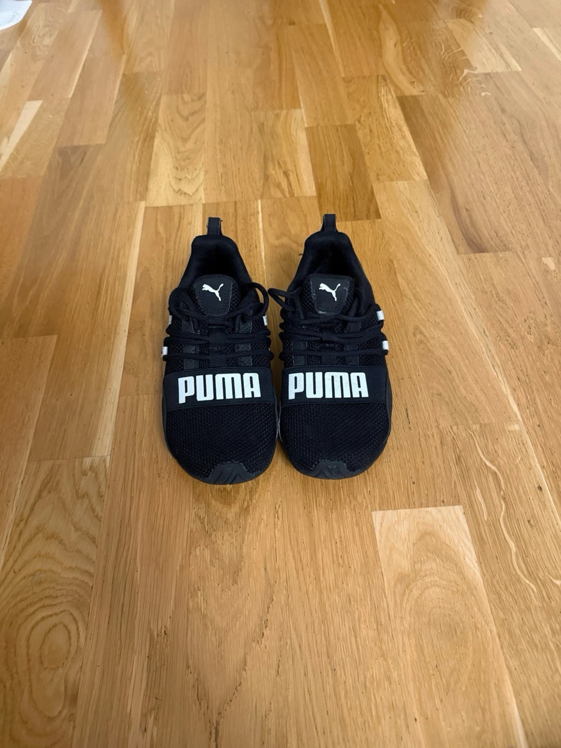 Svarta Puma sneakers med logga