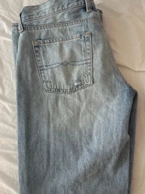 Ljusblå jeans från Lucky ypu - Skit snygga jeans från lucky you de är Addison Rae collab och dom kan inte köpas till Sverige. Är i storlek W28 men skulle säga den sitter på W27 💞💞