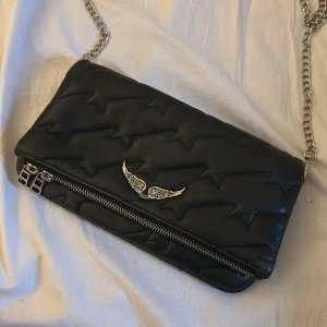 Zadig & Voltaire Väska - Säljer nu min fina zadig & voltaire väska då den inte kommer till användning längre. Den har väldigt unik design som är svår att få tag i och som inte säljs längre. Köptes för cirka 2300kr.  Kan tänka mig gå ner till 850 vid snabbaffär. Finns kvar tills markerat såld💞 