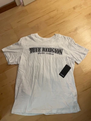 True Religion t-shirt vit - Snygg vit t-shirt från True Religion köpte på NK. Aldrig använd. Perfekt för dig med swag. XS men passar bättre som S