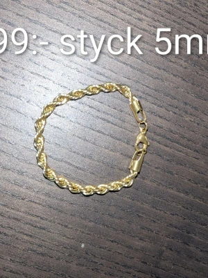 Guldpläterad rostfritt stål armband unisex - Snyggt armband i guldfärg med tvinnad kedja och karbinlås. Armbandet har en stilren och modern look som passar perfekt till din vardagsstil. Bredden är cirka 5 mm och det glänsande materialet ger en exklusiv känsla.