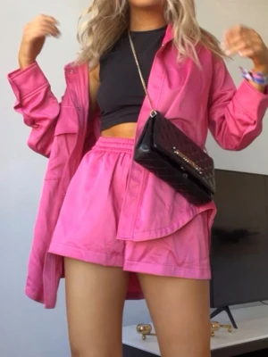 Rosa Set - Rosa set! Från Zara, lite "tyngre" i tyget och ser lyxigt ut! Båda delarna i strl XS, har några små "repor" men är inget man tänker på om man inte kollar supernoga (se bild)💕