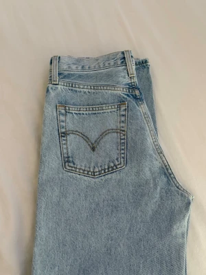 Levi's ljusblå raka jeans - Säljer ett par klassiska ljusblå jeans från Levi's med raka ben och hög midja. Knappt använda en gång då det blev fel med storlek, annars super fina och nyskick! 