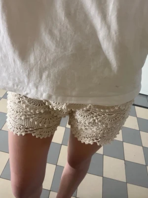 Handgjorda virkade spetsshorts  - Såå fina handgjorda virkade spetsshorts. Köpta på Vinted men de satt inte som jag önskade. Skulle säga att de passar S/M bäst, men kan även passa XS beroende på hur man vill att de ska sitta. Band i midjan för justerbar storlek. Jättebra skick! Kvaliteten känns bra! Lägg gärna prisförslag! 🩷