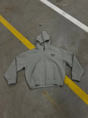 Söker StreetSpirit hoodie - Söker denna streetspirit zip hoodie i grått.         Storlek: XS/S/M                                                          Tänker mig runt 350 kr (kan diskuteras beroende på skick).                                                   Hör gärna av dig om du säljer eller vet någon som gör det. (gärna om du har dem matchande byxorna till oxå)