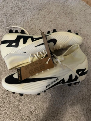 Nike fotbollsskor  - Nike Zoom Mercurial fotbollsskor i stl 42 Helt oanvända och köptes då dem var på rea men han aldrig växa i dem. Köpts för cirka 1100kr