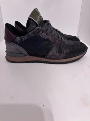 Valentino rockrunners. - Säljer dessa jätte snygga valentino rockrunners i storlek 40,5, skriv om frågor😊