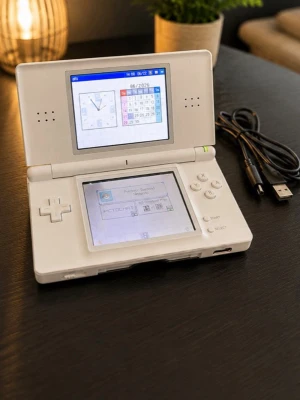 Vit Nintendo DS Lite med laddkabel - Säljer en Nintendo DS Lite i vit färg som fungerar utmärkt. Konsolen är testad och läser spel utan problem.  Ingår: ✔ Nintendo DS Lite (vit) ✔ Laddare (USB-laddkabel)  * Fungerar som den ska * Knappar, ljud och skärmar fungerar bra * Normalt bruksskick med mindre spår av användning, nedre skärmen är lite repig, inget som syns mycket Perfekt för dig som vill återuppleva klassiska Pokémonäventyr
