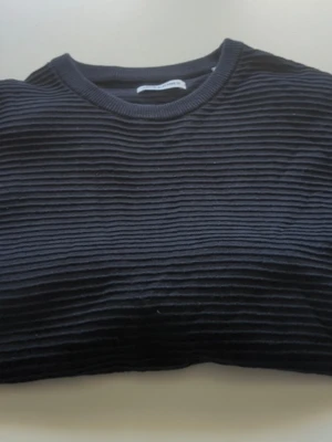 Mörkblå Jack and Jones tjocktröja - Snygg mörkblå jack and jones tröja som har aldrig blivit använd (helt ny utan prislapp)