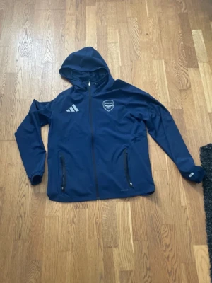  Arsenal vindjacka Adidas - Snygg jacka som oancänd