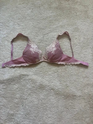 Push-up Bh från Intimissimi - BH från intimissimi i fin blommig spets. Säljs på grund av att jag har vuxit ur den. Använd sparsamt, justerbara axelband. Säljs inte längre på deras hemsida.