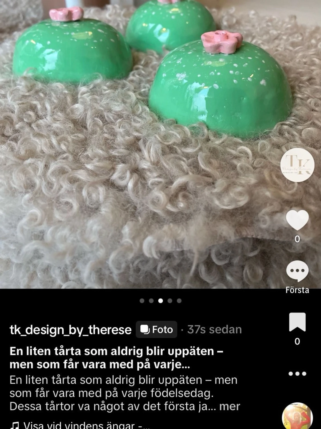 En liten tårta som aldrig blir uppäten – men som får vara med på varje födelsedag.  - 2