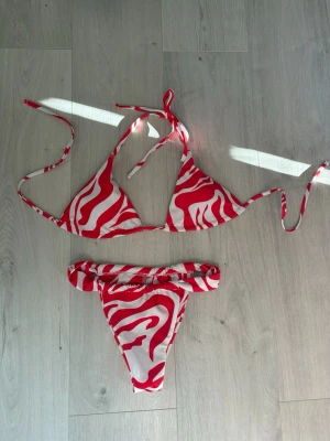 Rödvit randig triangelbikini - Aldrig använd! 