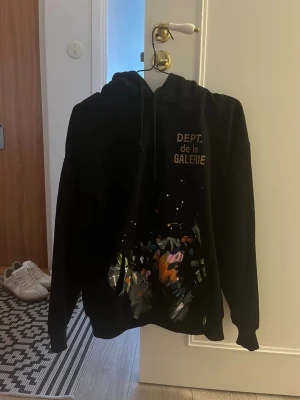 Gallery Hoodie - Hoodie Med Tryck Dept De La Gallerie i nyskick