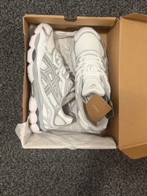 Asics Gel-Nyc Oyster/Grey - White - Helt nya Asics skor som säljs i topp skickl och kvalité! .