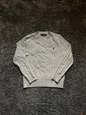 Grå Ralph Lauren Cable Knit - Inga som helst tecken på användning. Går att hemta i Stockholm. Skriv för fler bilder eller vid frågor.