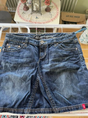  jeanskjol  - Snygg mörkblå jeanskjol från Esprit!