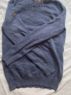 Superdry  - Snygg mörkblå-wash tröja från superdry med en archive känsla i bomull. En andningsbar tröja perfekt till sommaren eller för layer på layer. Inga defekter.