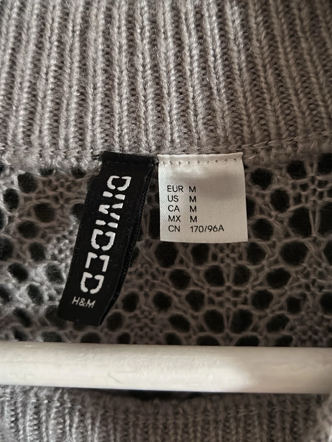 Beige stickad tröja med volang - 2