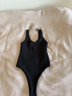 Svart body Zara  - Svart body från Zara i storlek S. Helt ny med prislapp. Tyvärr för liten för mig. 