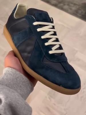 Maison Margiela gats  - Snygga blå sneakers med ovandel i både mocka och läder, vita snören och klassisk gummisula i beige. Skorna har en låg profil och stilren design som passar till många outfits. Perfekt för dig som gillar en clean och tidlös look.