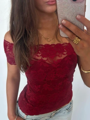 Vinröd Offshoulder spetstopp  - Såå fin vinröd Offshoulder spetstopp! Jag är 168 och det är mina bilder, köp via köp nu direkt eller Swish, kvar tills markerad som såld 💖 