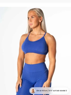 Prime Seamless Top relode  - Snygg blå sport-bh med smala axelband och rundad halsringning. Tillverkad i stretchigt material som passar perfekt för träning och gym. Enkel och stilren design som ger bra stöd och rörelsefrihet.