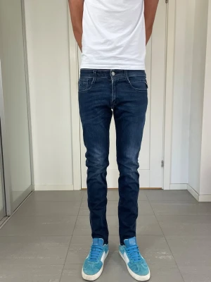 Replay Anbass Jeans  - Säljer nu dessa Replay Anbass Jeans, W29 o L30 med mått ca 36,5 o 103 cm. skriv för fler bilder/frågor🙌🏼
