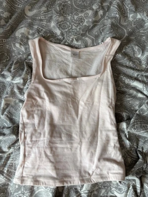 Ljusrosa linnetopp från Gina Tricot - Säljer en ljusrosa linnetopp från Gina Tricot, elevated basics-kollektionen. Toppen är ärmlös med breda axelband och har en enkel, stilren design. Perfekt att matcha med jeans eller kjol för en clean look. Skriv vid frågor!❣️