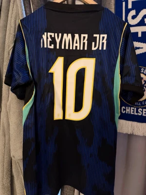 Brasilien tröja - En väldigt fin Brasilien tröja med Neymar på ryggen som är perfekt för World Cup i storlek M!