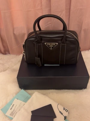 Svart handväska från Prada - Bowling Prada väska, helt ny och kvitto finns (skriv för bild) pris är inte hugget i sten och går att diskuteras 