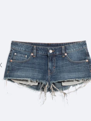 Blå jeansshorts med fransig kant - Säljer ett par mörkblåa short från Weekday. Storlek 27/32. Jätte snygga men säljer för dom inte kommer till användning