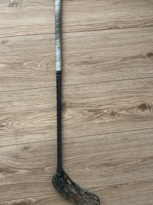 Unihoc Carbskin fl26 nästan ny 25/26 - Nästan en helt oanvänd innebandy klubba använd i 1 månad köptes i januari kvitto finns ny pris är 2100kr säljer för 1200 kan prutas men inte för mycket! Obs den är left,96cm 2 små sprickor i bladet 